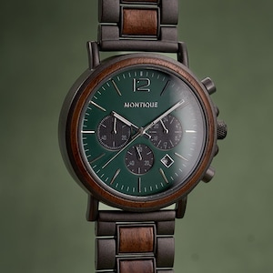 Puede incluir: Un reloj de pulsera con esfera verde oscuro y bisel y correa de madera. La esfera del reloj muestra la marca "MONTIQUE" y tiene tres esferas m&aacute;s peque&ntilde;as. La correa alterna entre eslabones de metal oscuro y madera.
