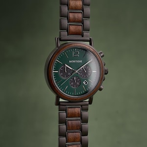 K&ouml;nnte beinhalten: Eine Armbanduhr mit dunkelgr&uuml;nem, rundem Zifferblatt, Holzl&uuml;nette und einem Gliederarmband aus abwechselnden dunklen Metall- und braunen Holzelementen. Das Zifferblatt zeigt den Markennamen Montique, drei Hilfszifferbl&auml;tter, ein Datumsfenster und silberne Zeiger.