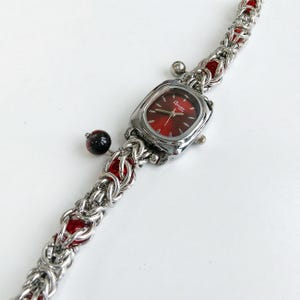 Pulsera de reloj vintage con esfera roja en forma de rayos de sol, cadena bizantina plateada con cuentas de cristal rojo, joyería gótica bohemia Y2K, regalo para ella.