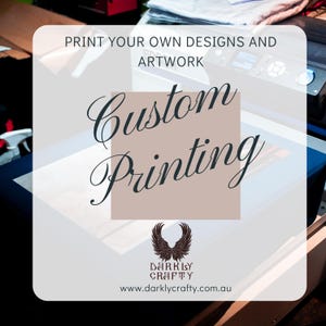 Może przedstawiać: Obraz promujący usługi druku na zamówienie. Tekst brzmi „Wydrukuj własne projekty i grafiki” oraz „Druk na zamówienie”. Logo przedstawia parę stylizowanych skrzydeł. Adres strony internetowej to www.darklycrafty.com.au.