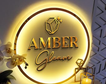 Puede incluir: Un letrero dorado iluminado con las palabras "AMBER Gleam" en una fuente decorativa. El letrero es circular con un borde dorado y un diamante geométrico en la parte superior. Una vela encendida y elementos decorativos en primer plano.