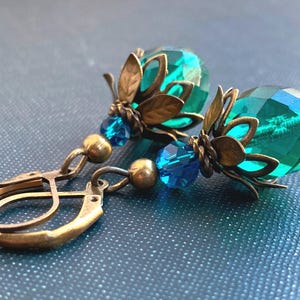 Pendientes de cristal turquesa: Pendientes colgantes de pétalos de filigrana de bronce