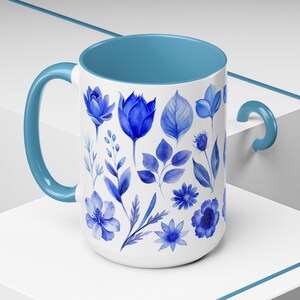 魅惑的なブルーフローラ水彩画ボヘミアンコテージコアフラワーリーフアート - 植物デザインアクセントコーヒーマグ（11、15オンス）