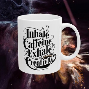 Inhale Koffein, Ausatmen Kreativität Funken Ihrer Fantasie mit jedem Schluck Keramikbecher 11 Unze und 15 Unze