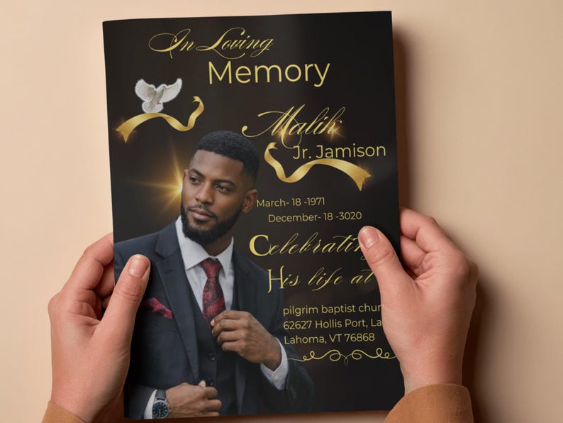 Peut inclure: Une carte comm&eacute;morative tenue par des mains, avec le portrait d'un homme en costume. La carte porte l'inscription dor&eacute;e "In Loving Memory" et le nom "Malik Jr. Jamison". Les dates de naissance et de d&eacute;c&egrave;s sont &eacute;galement incluses.