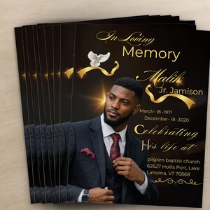 Peut inclure: Une pile de cartes comm&eacute;moratives avec un design noir et or. Les cartes pr&eacute;sentent un portrait d'un homme en costume, avec le texte "In Loving Memory Malik Jr. Jamison" et des dates. Une colombe et des rubans sont &eacute;galement pr&eacute;sents.