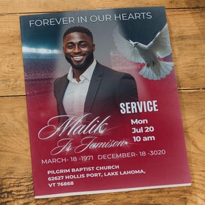 Könnte beinhalten: Ein Gedenkgottesdienstprogramm mit einem Foto eines lächelnden Mannes im Anzug, dem Text "FOREVER IN OUR HEARTS" und Details für einen Gottesdienst am 20. Juli um 10 Uhr. Das Programm enthält den Namen "Malik Jr. Jamison" und Daten.