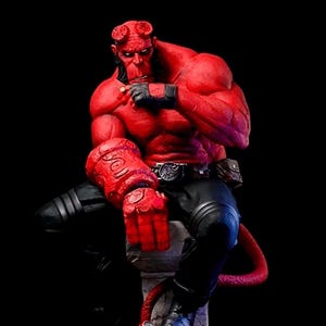 Op de afbeelding: Een rood, gespierd figuur met hoorns zit met één arm gekruist over de andere, met een sigaret in de hand. Het figuur draagt een zwarte broek en een riem met een zilveren gesp. Het figuur zit op een stenen basis met een rode staart die erachter uitsteekt.