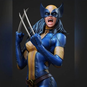 Può includere: Una figura di supereroina femminile con un costume blu e giallo, artigli affilati e un'espressione feroce. La figura è in una posa d'azione dinamica.