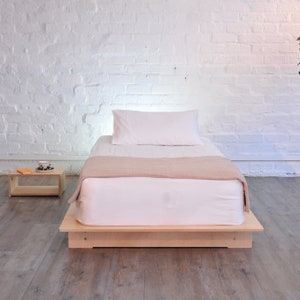 Cama con plataforma de madera Japandi: moderna y minimalista cama de abedul, estilo futón, disponible en tamaños queen, king, matrimonial e individual. Muebles de dormitorio.