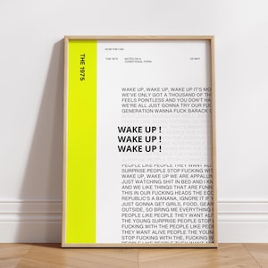 Op de afbeelding: Een gele en witte poster met de tekst "THE 1975" in zwart en de songteksten van het nummer "Wake Up!" van het album "Notes on a Conditional Form".
