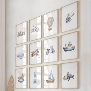 Set van 12 aquarel vintage transport kinderkamerafdrukken – blauwe voertuigmuurkunst voor jongenskamer