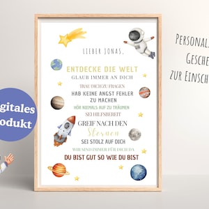 Op de afbeelding: Een ingelijste digitale print met een ruimtethema, met een astronaut, planeten en een raket. De print bevat de tekst "Ontdek de wereld, geloof in jezelf, wees niet bang om fouten te maken". De print is een gepersonaliseerd cadeau.