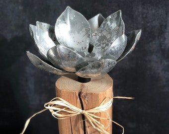 Altholzbalken mit Metallblume | Upcycling Windlicht Kerzenhalter Dekoration Geschenkidee