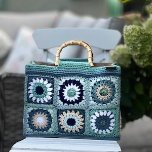 Colorful Crochet Granny Square Tote Bag – Handmade Yarn Bag with Bamboo Handles – Boho Crochet Purse – Retro Style Gift for Her