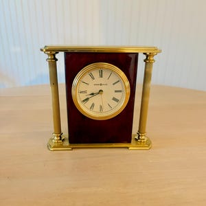 Howard Miller Rosewood Encore Bracket Clock (Model 645-104). Tabletop mantle clock High-Gloss Hardwood Veneer Solid Brass Column Design