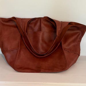 Bolso tote extragrande de piel vegana marrón. Bolso hobo. Bolso cubo. Bolso de viaje o de compras.