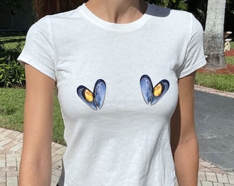 Camiseta Heart Mussels Baby, Oyster Y2k, Top de verão Seashell, Coastal Girl, Top gráfico retrô de frutos do mar, camisa estética, estética do Pinterest dos anos 90