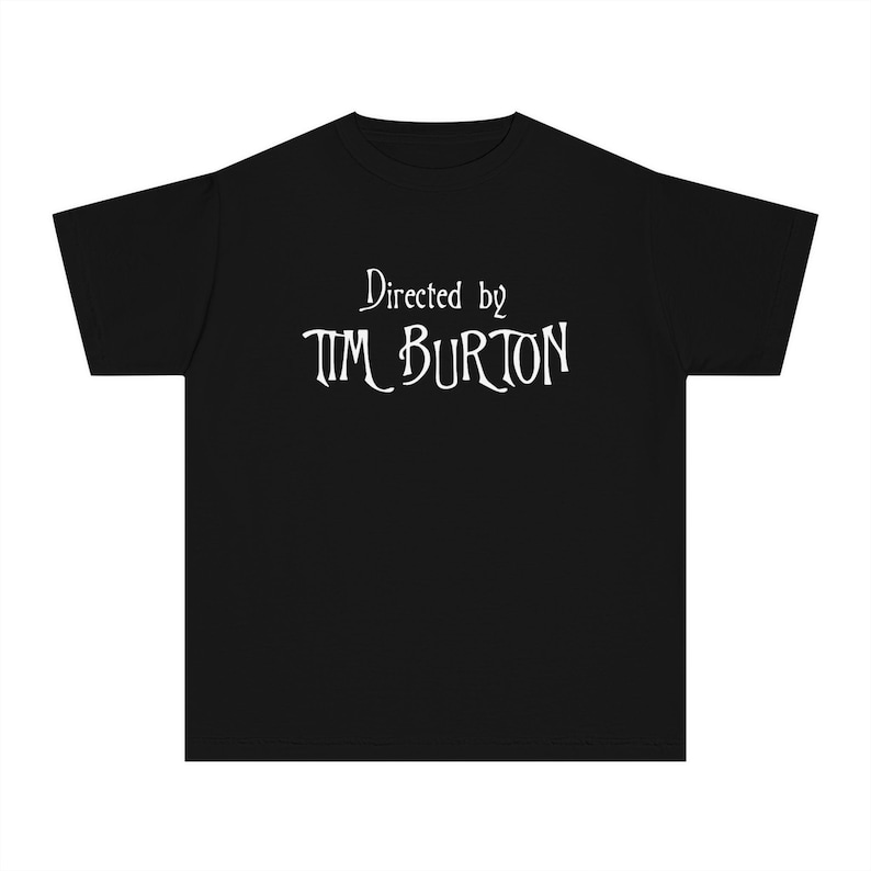 Regisserad av Tim Burton Baby-tröja, Halloween-estetik, Goth Punk-tröja, Babytee Y2k, Cool Grunge Horror, Vintage Y2k-topp, 90-tals retro grafisk topp Black