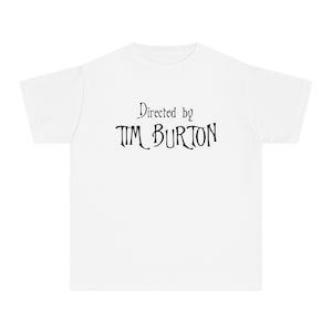 Regisserad av Tim Burton Baby-tröja, Halloween-estetik, Goth Punk-tröja, Babytee Y2k, Cool Grunge Horror, Vintage Y2k-topp, 90-tals retro grafisk topp White