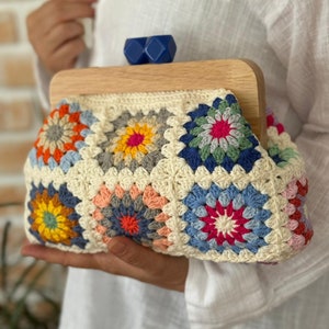Monedero de crochet con forro de madera y cierre de beso, monedero de crochet con cuadrado de abuela, monedero de crochet, monedero de crochet con forro de cierre de beso imagen 1
