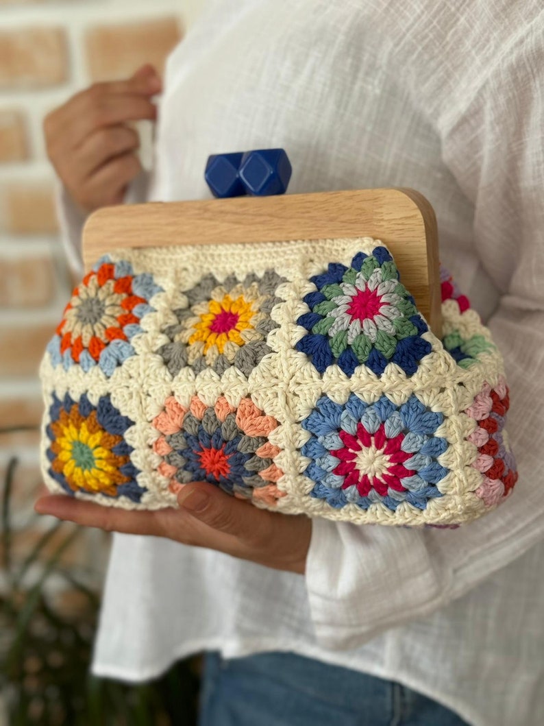 Monedero de crochet con forro de madera y cierre de beso, monedero de crochet con cuadrado de abuela, monedero de crochet, monedero de crochet con forro de cierre de beso imagen 1