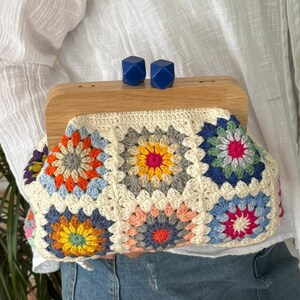 Monedero de crochet con forro de madera y cierre de beso, monedero de crochet con cuadrado de abuela, monedero de crochet, monedero de crochet con forro de cierre de beso imagen 9