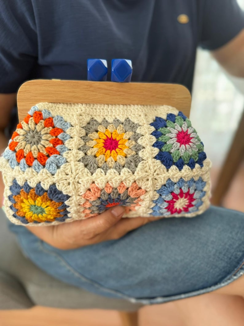 Monedero de crochet con forro de madera y cierre de beso, monedero de crochet con cuadrado de abuela, monedero de crochet, monedero de crochet con forro de cierre de beso imagen 7