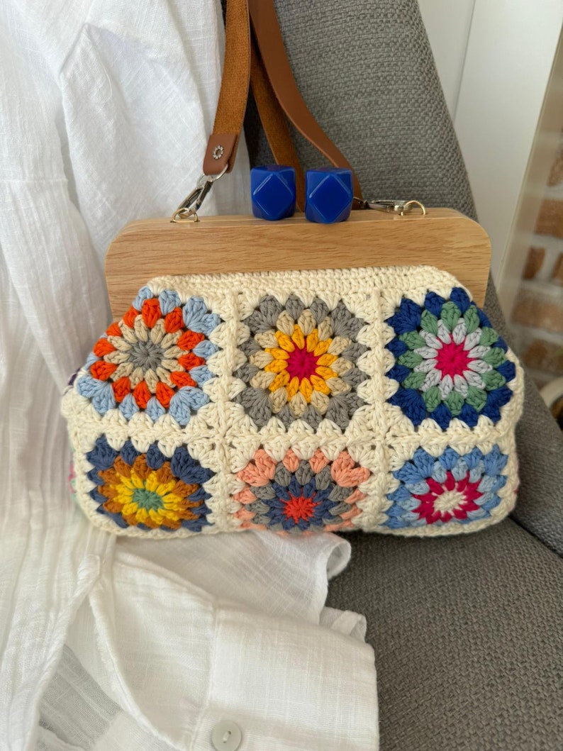 Monedero de crochet con forro de madera y cierre de beso, monedero de crochet con cuadrado de abuela, monedero de crochet, monedero de crochet con forro de cierre de beso imagen 3
