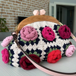 Crochet vintage purse ,Granny Square bag ,crochet kiss lock lining clutch and crossbody bag ,Wooden kiss lock purse,gift for her,Unique gift