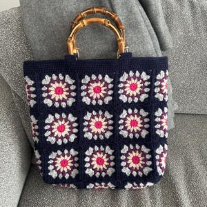 Handgemachte marineblaue häkeln Tasche, Boho Stil Blumenmuster mit Vintage Bambus Griffe, Perfekt für den täglichen Gebrauch oder besondere Anlässe