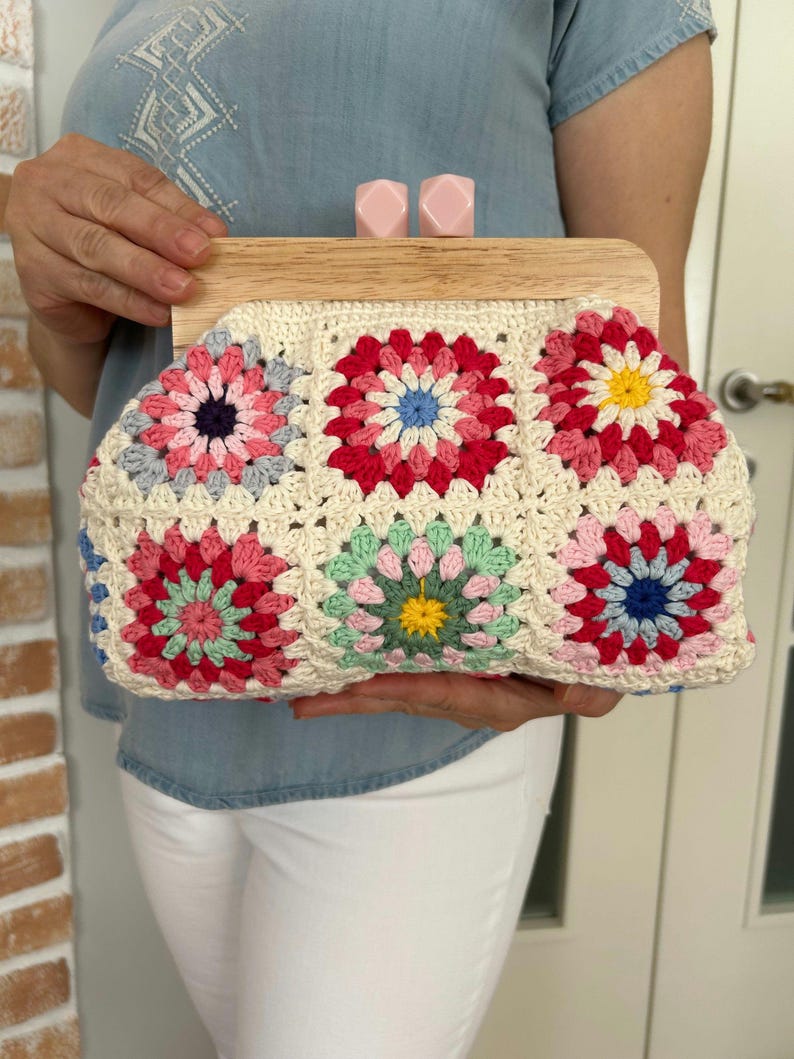 Pink Crochet Purse,Wooden Kiss Lock Crochet Clutch,Granny Square Lined Crochet Purse,Kiss lock lined crochet pouch purse