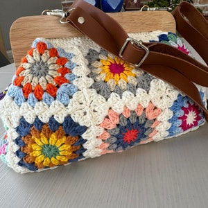 Monedero de crochet con forro de madera y cierre de beso, monedero de crochet con cuadrado de abuela, monedero de crochet, monedero de crochet con forro de cierre de beso imagen 6