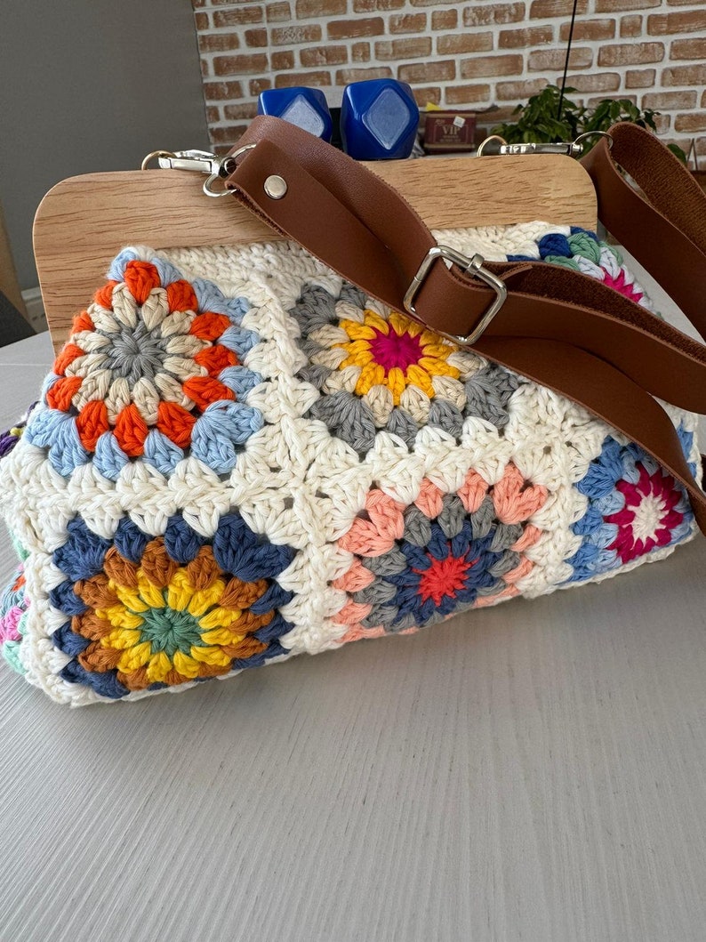 Monedero de crochet con forro de madera y cierre de beso, monedero de crochet con cuadrado de abuela, monedero de crochet, monedero de crochet con forro de cierre de beso imagen 6