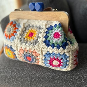 Monedero de crochet con forro de madera y cierre de beso, monedero de crochet con cuadrado de abuela, monedero de crochet, monedero de crochet con forro de cierre de beso imagen 5