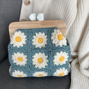 Wooden kiss lock bag,Daisy patterned crochet bag,Vintage style bag,70's fashion bag