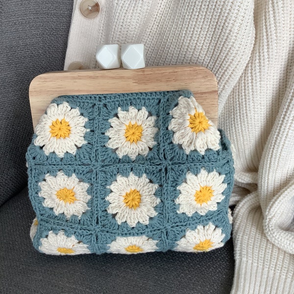 Wooden kiss lock bag,Daisy patterned crochet bag,Vintage style bag,70's fashion bag