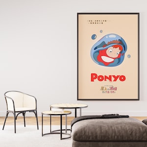 Puede incluir: Un p&oacute;ster enmarcado de la pel&iacute;cula de animaci&oacute;n "Ponyo". El p&oacute;ster tiene un fondo beige con una imagen de dibujos animados de un personaje pelirrojo dentro de una burbuja azul. El t&iacute;tulo "Ponyo" est&aacute; en rojo, con texto japon&eacute;s debajo. El p&oacute;ster est&aacute; en un sal&oacute;n.