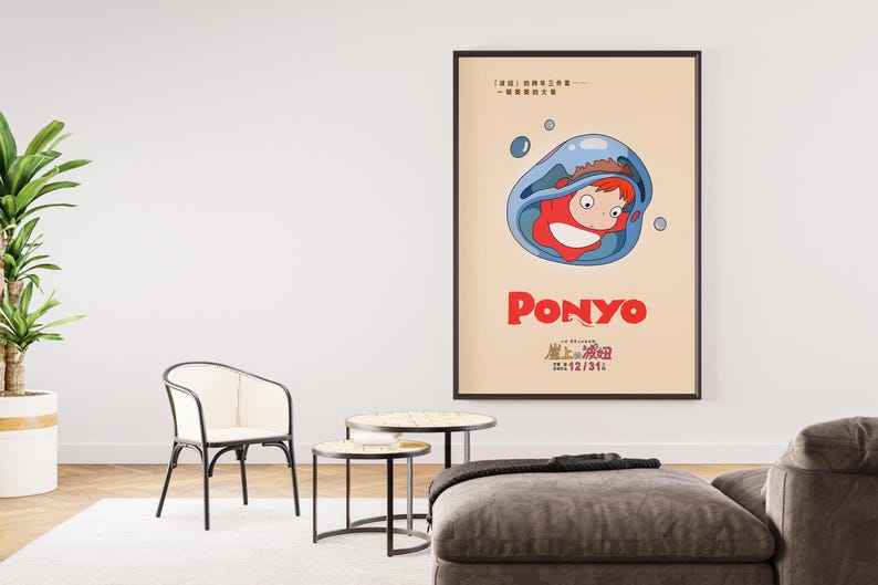 Puede incluir: Un p&oacute;ster enmarcado de la pel&iacute;cula de animaci&oacute;n "Ponyo". El p&oacute;ster tiene un fondo beige con una imagen de dibujos animados de un personaje pelirrojo dentro de una burbuja azul. El t&iacute;tulo "Ponyo" est&aacute; en rojo, con texto japon&eacute;s debajo. El p&oacute;ster est&aacute; en un sal&oacute;n.