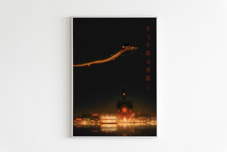 Może przedstawiać: Czarno-biały plakat przedstawiający scenę z filmu animowanego "Spirited Away: W krainie bog&oacute;w". Plakat przedstawia młodą dziewczynę lecącą na gałęzi z rozświetlonym miastem w tle. Japoński tekst na plakacie brzmi "千と千尋の神隠し", co tłumaczy się jako "Spirited Away: W krainie bog&oacute;w".