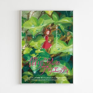 Pu&ograve; includere: Un poster rettangolare verticale con un'illustrazione animata di una piccola persona in un vestito rosso tra grandi foglie di edera verde brillante con gocce d'acqua. Il testo giapponese 借りぐらしのアリエッティ &egrave; stampato in rosa.