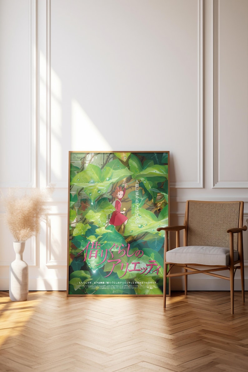 Pu&ograve; includere: Una locandina cinematografica incorniciata di Arrietty - Il mondo segreto sotto il pavimento con un piccolo personaggio in abito rosso tra grandi foglie verdi con gocce d'acqua. Il testo giapponese 借りぐらしのアリエッティ &egrave; stampato in rosa.