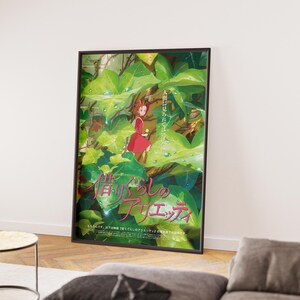 Pu&ograve; includere: Una locandina cinematografica incorniciata di Arrietty - Il mondo segreto sotto il pavimento con un personaggio in abito rosso tra grandi foglie verdi. Il testo giapponese 借りぐらしのアリエッティ &egrave; stampato in rosa nella parte inferiore dell'illustrazione.
