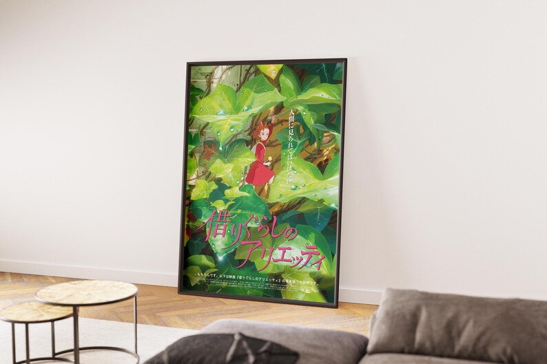 Pu&ograve; includere: Una locandina cinematografica incorniciata di Arrietty - Il mondo segreto sotto il pavimento con un personaggio in abito rosso tra grandi foglie verdi. Il testo giapponese 借りぐらしのアリエッティ &egrave; stampato in rosa nella parte inferiore dell'illustrazione.