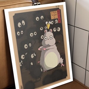 Pu&ograve; includere: Un'illustrazione di un cartone animato di una creatura soffice e grigia con grandi occhi, circondata da creature nere e spinose con grandi occhi bianchi. L'illustrazione &egrave; in stile giapponese, con testo in caratteri giapponesi.