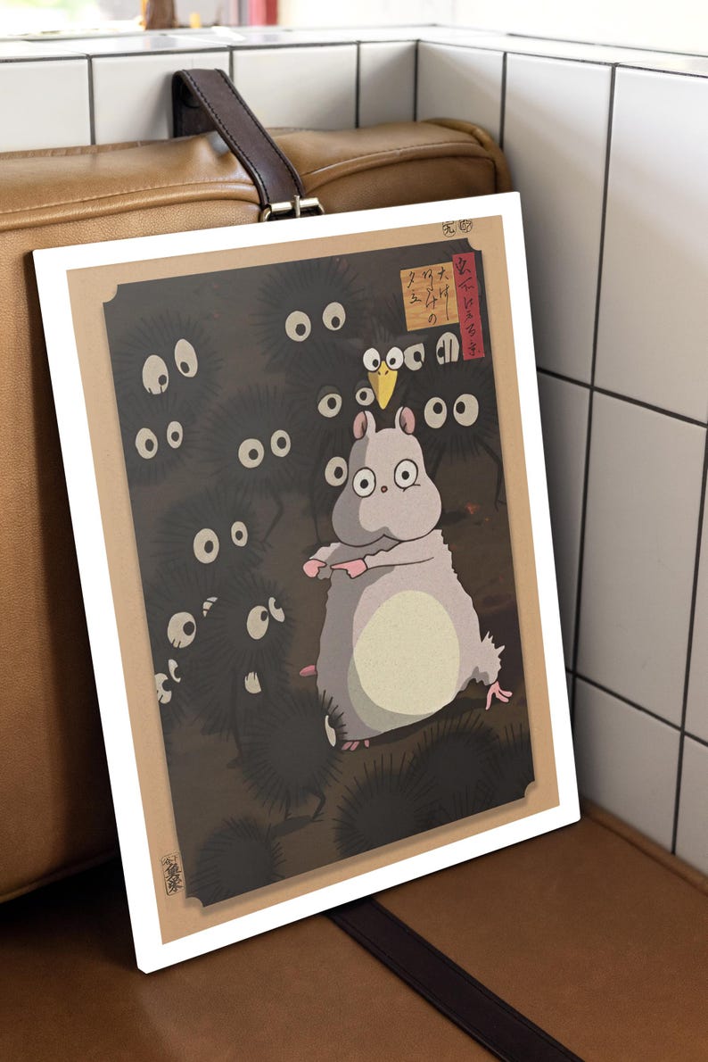 Pu&ograve; includere: Un'illustrazione di un cartone animato di una creatura soffice e grigia con grandi occhi, circondata da creature nere e spinose con grandi occhi bianchi. L'illustrazione &egrave; in stile giapponese, con testo in caratteri giapponesi.