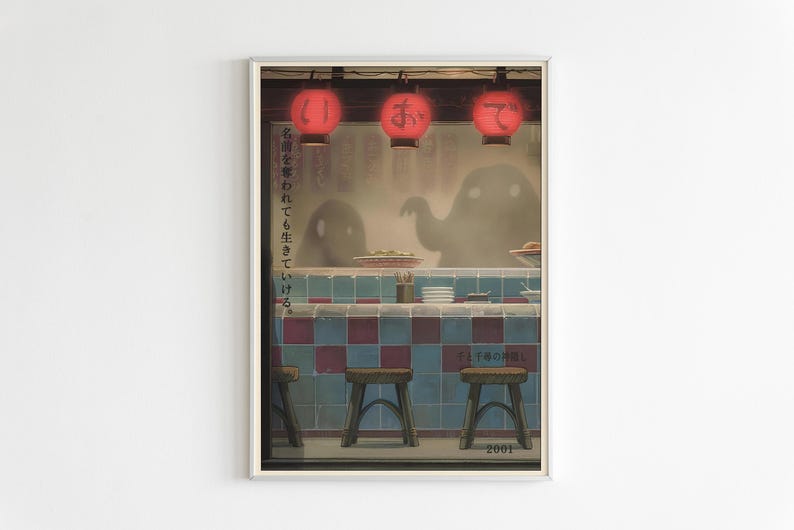 Puede incluir: Impresi&oacute;n art&iacute;stica enmarcada que representa una escena de restaurante japon&eacute;s. Tres faroles rojos cuelgan sobre una barra con taburetes. La imagen presenta texto japon&eacute;s y figuras sombreadas en el fondo. La obra de arte est&aacute; fechada en 2001.