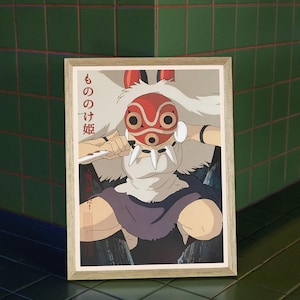 以下が含まれることがあります： アニメ映画「もののけ姫」のキャラクターが描かれたフレーム入りプリント。赤い仮面、白い毛皮、剣を持った姿が描かれています。プリントの左側には日本語のテキストが見えます。