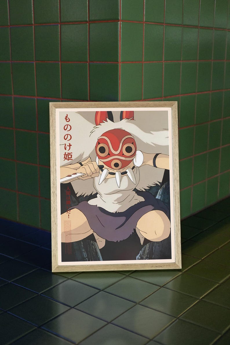 以下が含まれることがあります： アニメ映画「もののけ姫」のキャラクターが描かれたフレーム入りプリント。赤い仮面、白い毛皮、剣を持った姿が描かれています。プリントの左側には日本語のテキストが見えます。