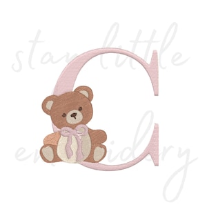Diseño de bordado de la letra C con oso: monograma de bebé adorable, 85 mm. Pes, dst, exp, jef, jef+, xxx, hus, vip, sew.